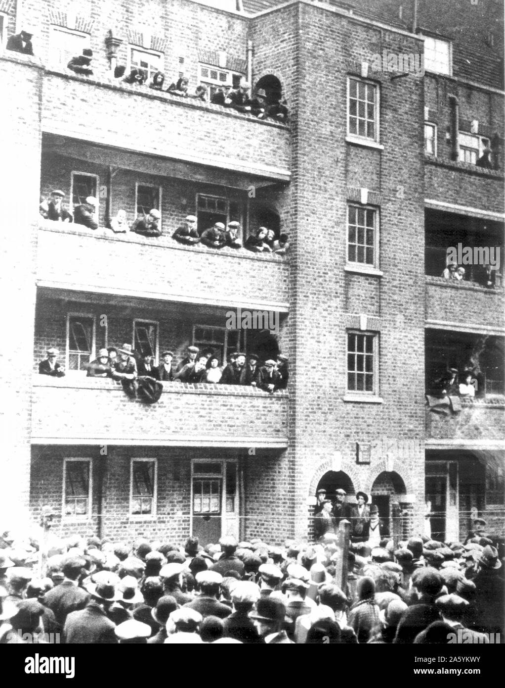 Dificultades durante la Gran Depresión de Gran Bretaña 1929-1936. Escenas en Peckham, Londres, 1931, cuando el número de los pobres se unieron para resistir el desalojo por falta de pago de las tasas del Consejo. Foto de stock