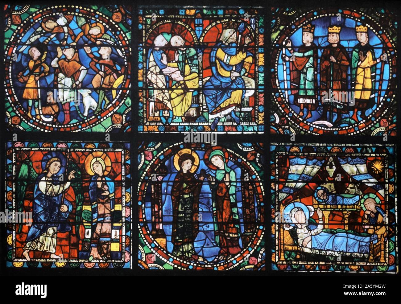 Vidriera desde arriba a la entrada principal de la catedral de Chartres ...