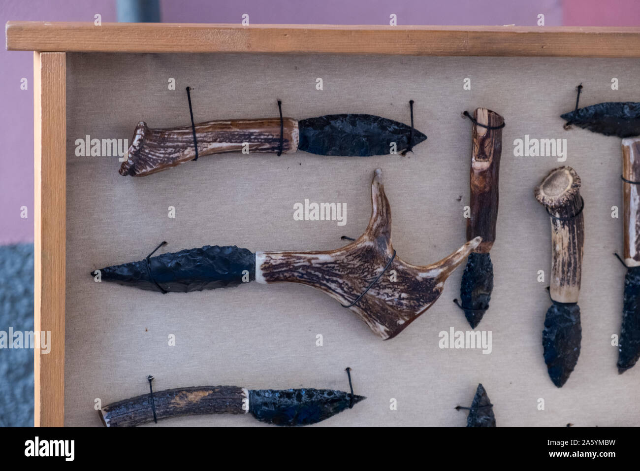 Típico sardo cuchillos de obsidiana. "Leppa sardo" hecho con obsidiana tradicionales. Foto de stock