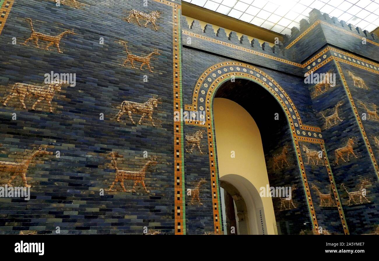 Puertas de Ishtar, Babilonia, además de detalles mostrando las palmas, leones y animales. Foto de stock