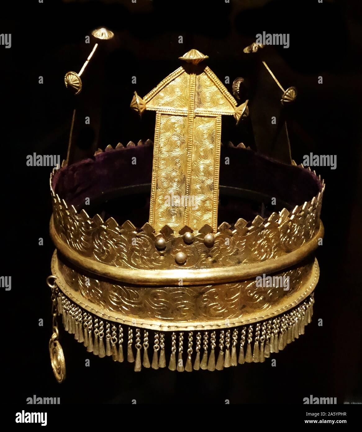 Corona. Desde Etiopía, realizada en plata dorada y terciopelo. Foto de stock