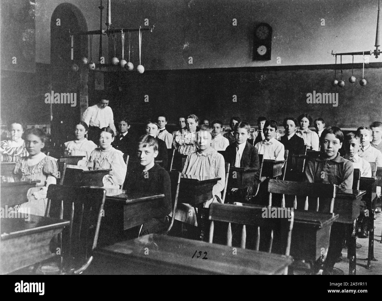 Niños y niñas sentados en pupitres en Washington, D.C., aula 1899 Foto de stock