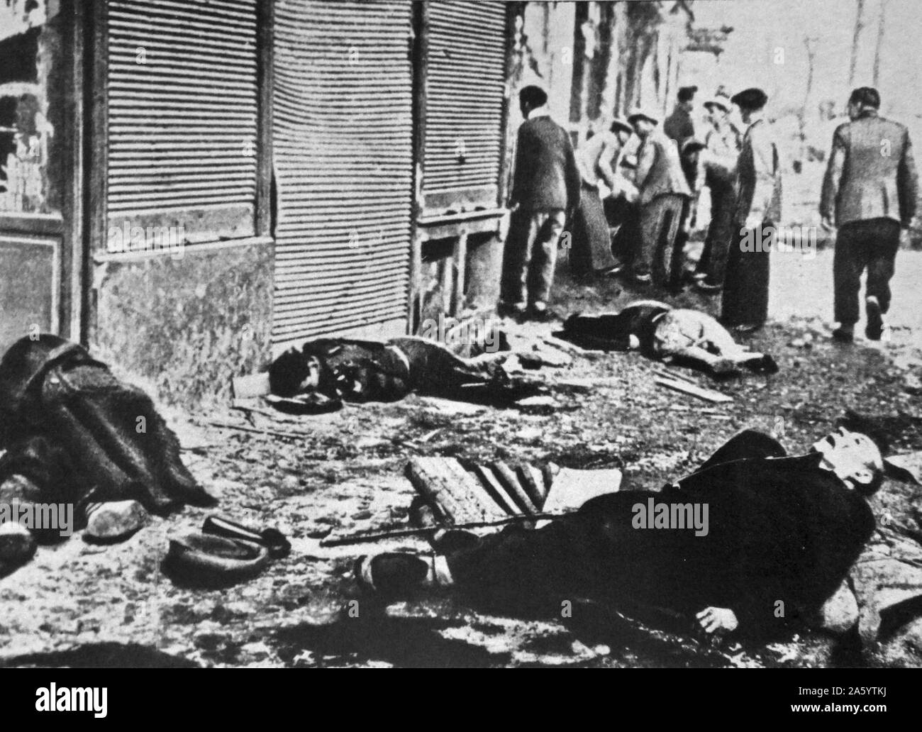 Los civiles yacen muertos tras una incursión aérea nacionalista en Barcelona en 1938, durante la Guerra Civil Española Foto de stock