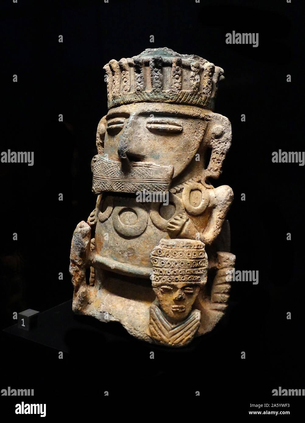 Estatuilla de terracota de una persona de alto rango procedentes de Colombia. Fecha del siglo XV. Foto de stock