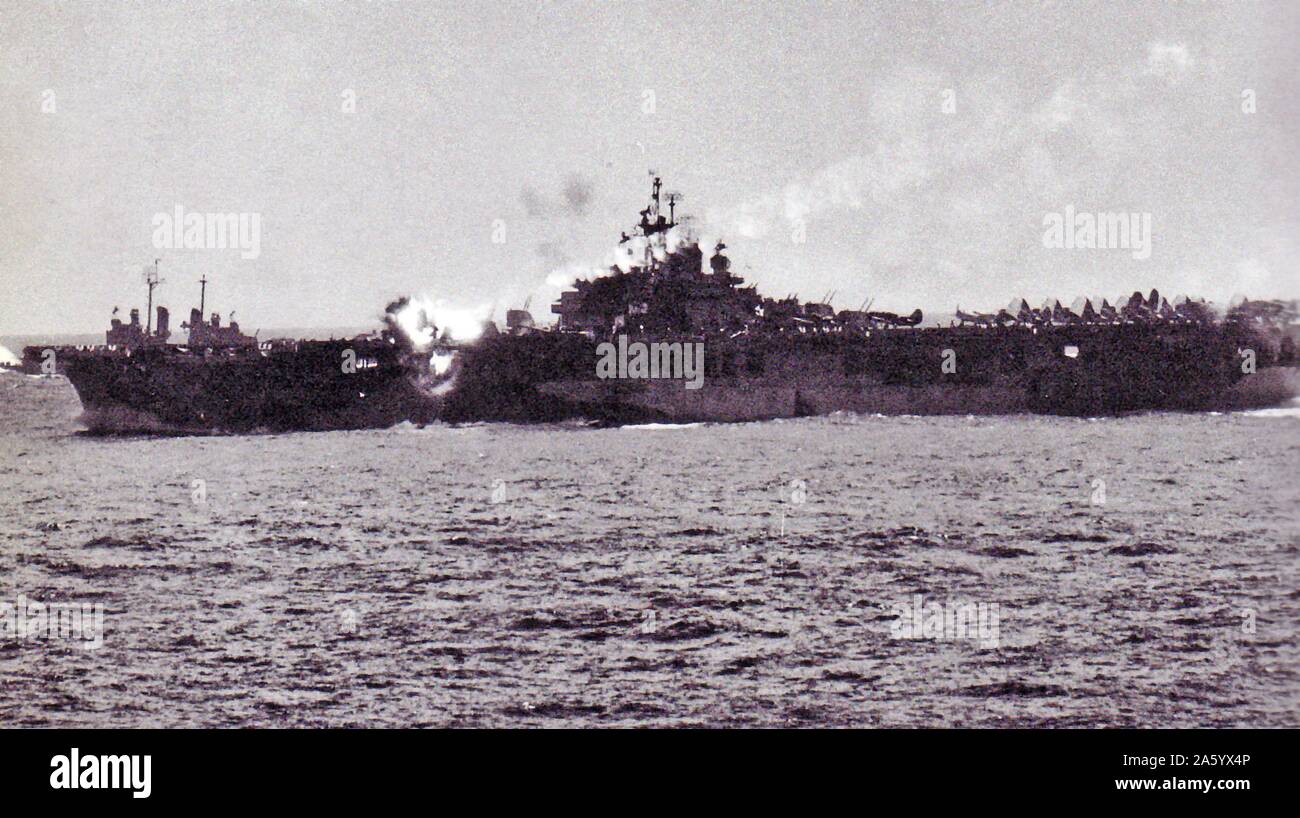 Piloto kamikaze Japonés se bloquea en el USS Essex en 1944. USS Essex (CV/CVA/CVS-9) fue un portaaviones, el barco de plomo de los 24 buques de la clase Essex construido para la Marina de los Estados Unidos durante la Segunda Guerra Mundial. Ella era el cuarto buque de la Marina estadounidense en llevar el nombre. Encargado en diciembre de 1942, Essex participó en varias campañas en el teatro de operaciones del Pacífico, ganando la Citación Presidencial y 13 estrellas de batalla. Foto de stock