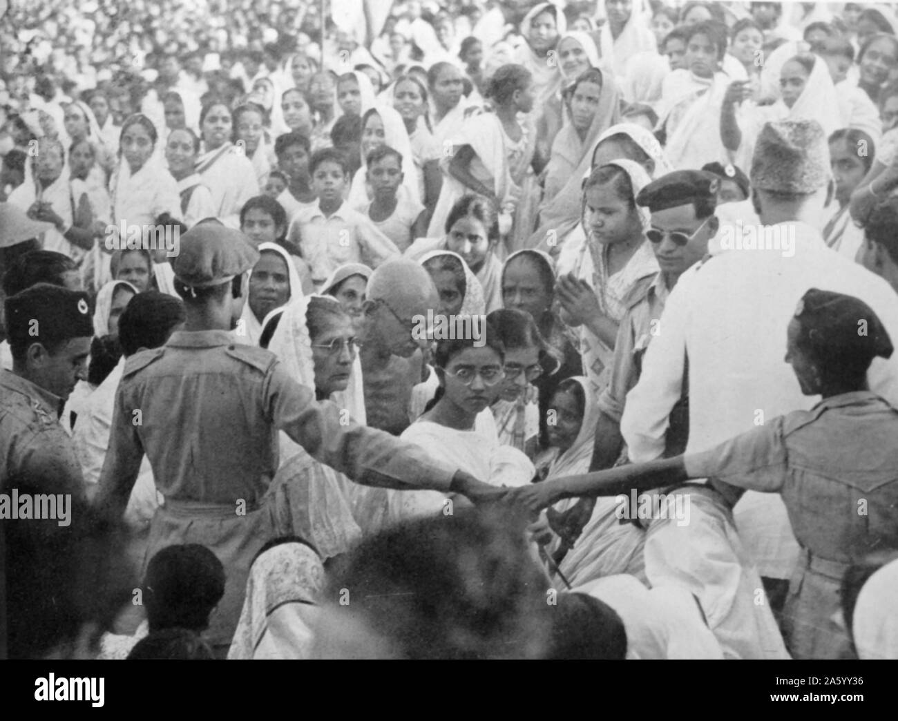 Mohandas Karamchand Gandhi (1869 - 1948), el principal líder del movimiento de independencia de la India, en British-gobernó la India. Emplear la desobediencia civil no violenta, Gandhi condujo a la India a la independencia e inspiró los movimientos por los derechos civiles y la libertad en todo el mundo. Foto de stock