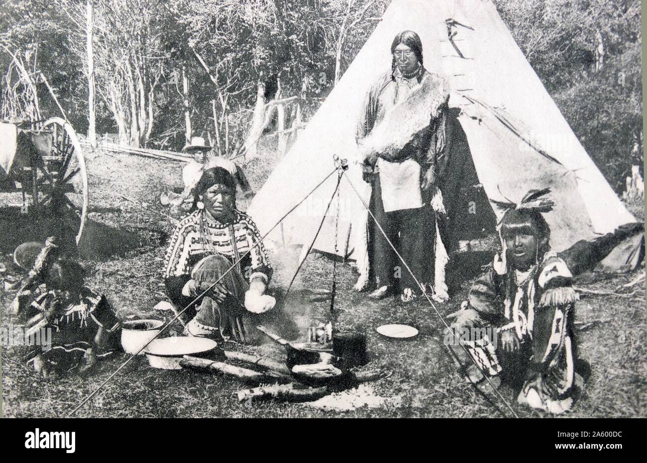 Los indios americanos en frente de un wigwam o tepee 1900 Foto de stock