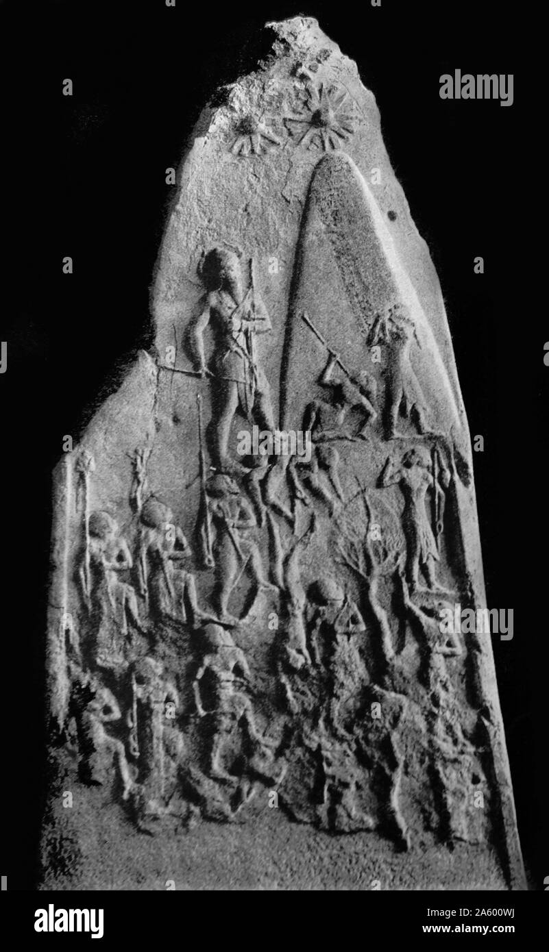 Placa de piedra representando el triunfo del Rey Naram-Sin de Akkad, el primer rey de Mesopotamia conocido por haber reclamado la divinidad por sí mismo Foto de stock