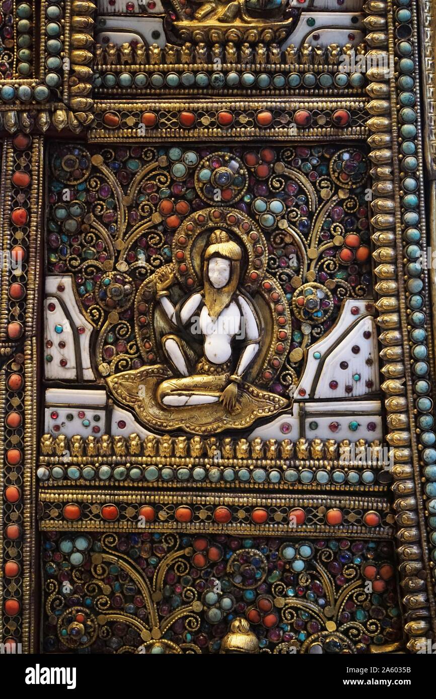 Retablo de metal, hueso, concha, con piedras preciosas y semi-preciosas. Desde Nepal. Fecha del siglo XVIII Foto de stock
