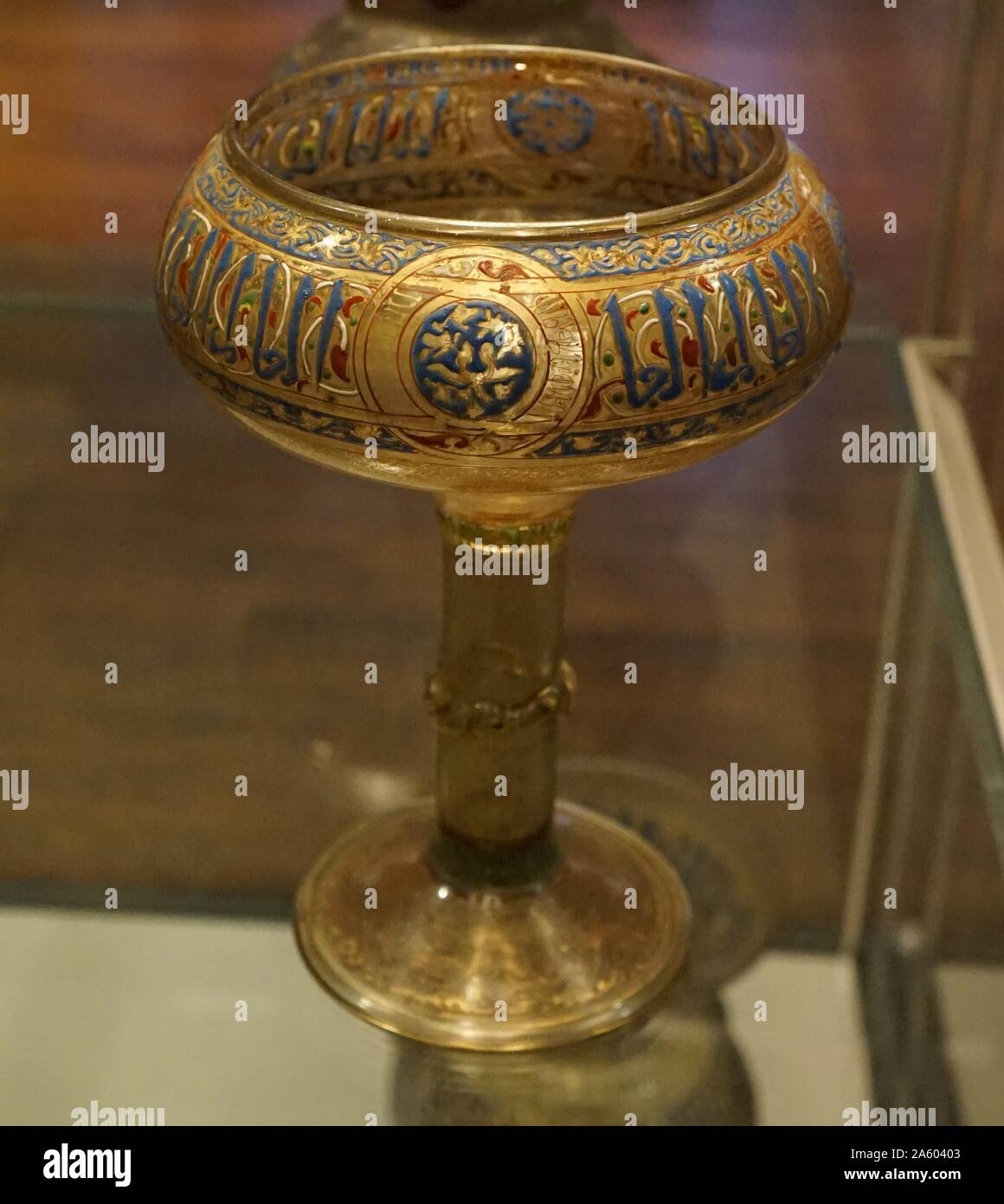 Vidrio esmaltado con tallo taza de Egipto. Fecha del siglo XIV Fotografía  de stock - Alamy