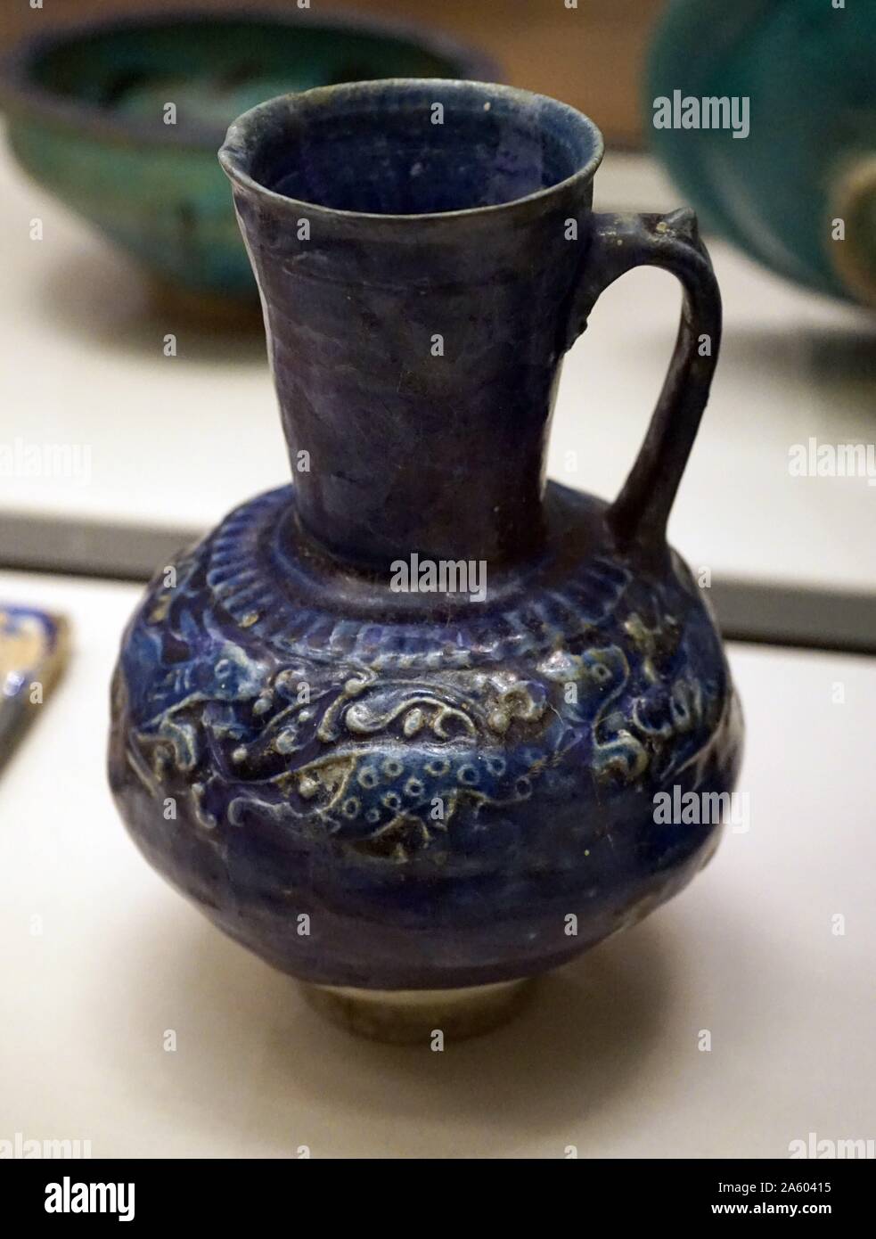 Del siglo XII y zoomórficos foliate jarra con decoración, de Irán. Foto de stock