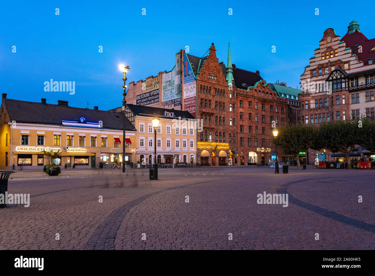 Edificios de la plaza de la ciudad contra el azul claro del cielo al atardecer en Malmo, Suecia Foto de stock