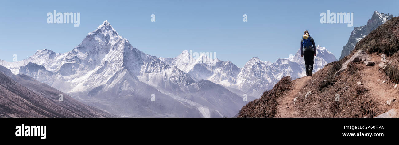 Mujer joven senderismo en el Parque Nacional de Sagarmatha, el campamento base del Everest trek, Nepal Foto de stock