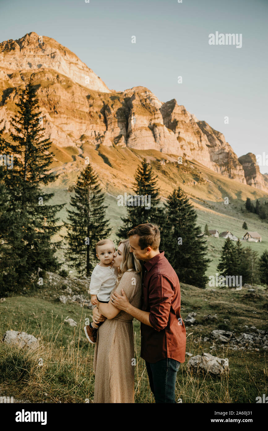 Cariñosa familia con hijo pequeño sobre una excursión, Schwaegalp, Nesslau, Suiza Foto de stock