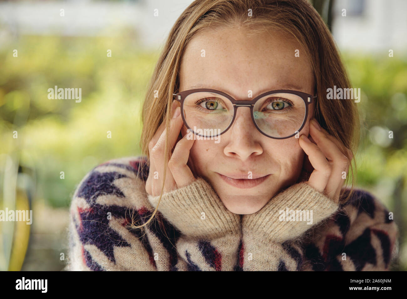 Retrato de mujer joven con gafas suéter esponjoso Foto de stock