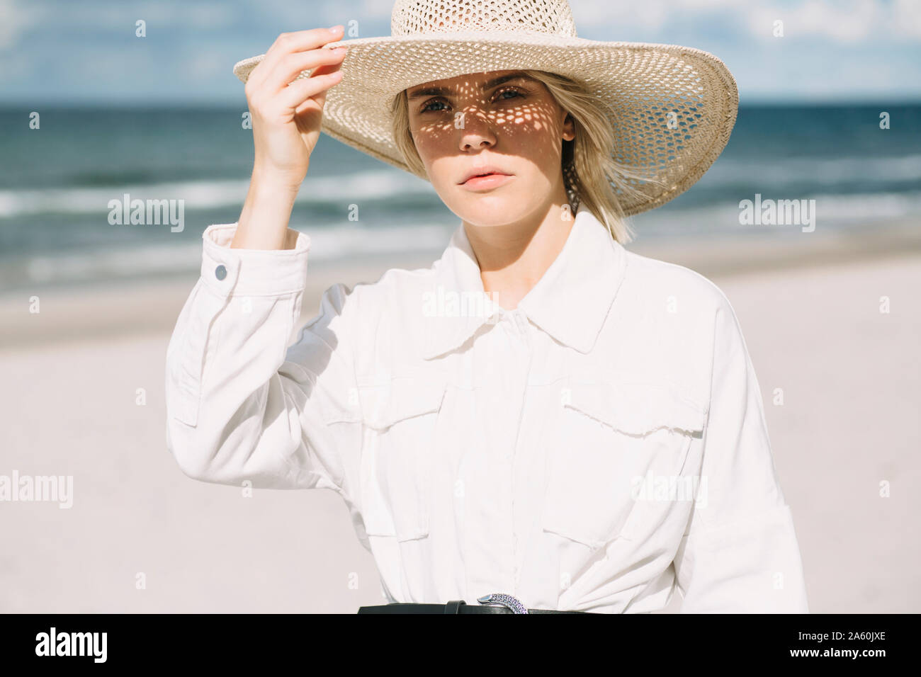 Camisa blanca de playa fotografías e imágenes de alta resolución -