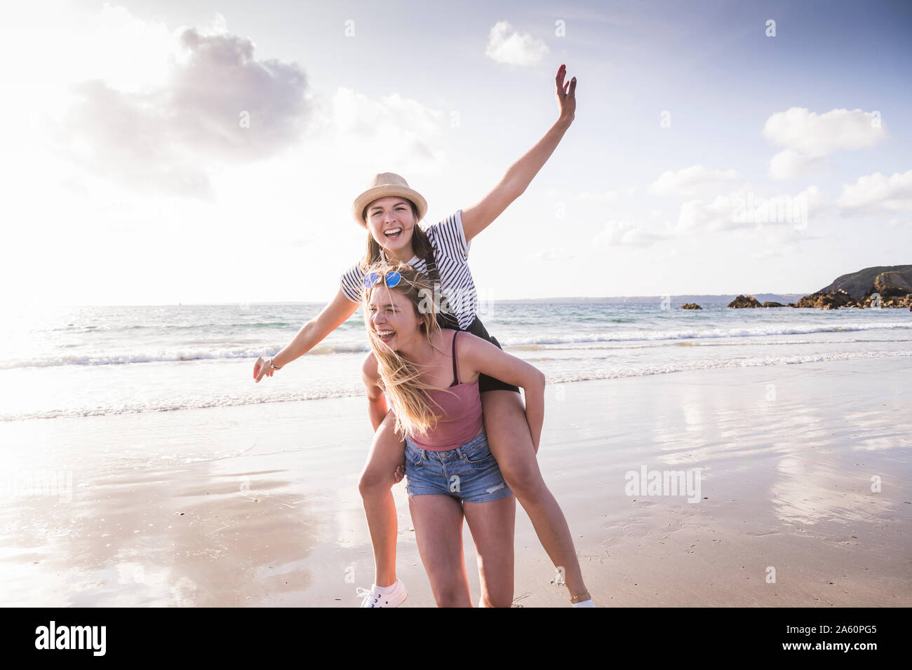 Dos amigas se divierten, llevando mutuamente piggyback Foto de stock