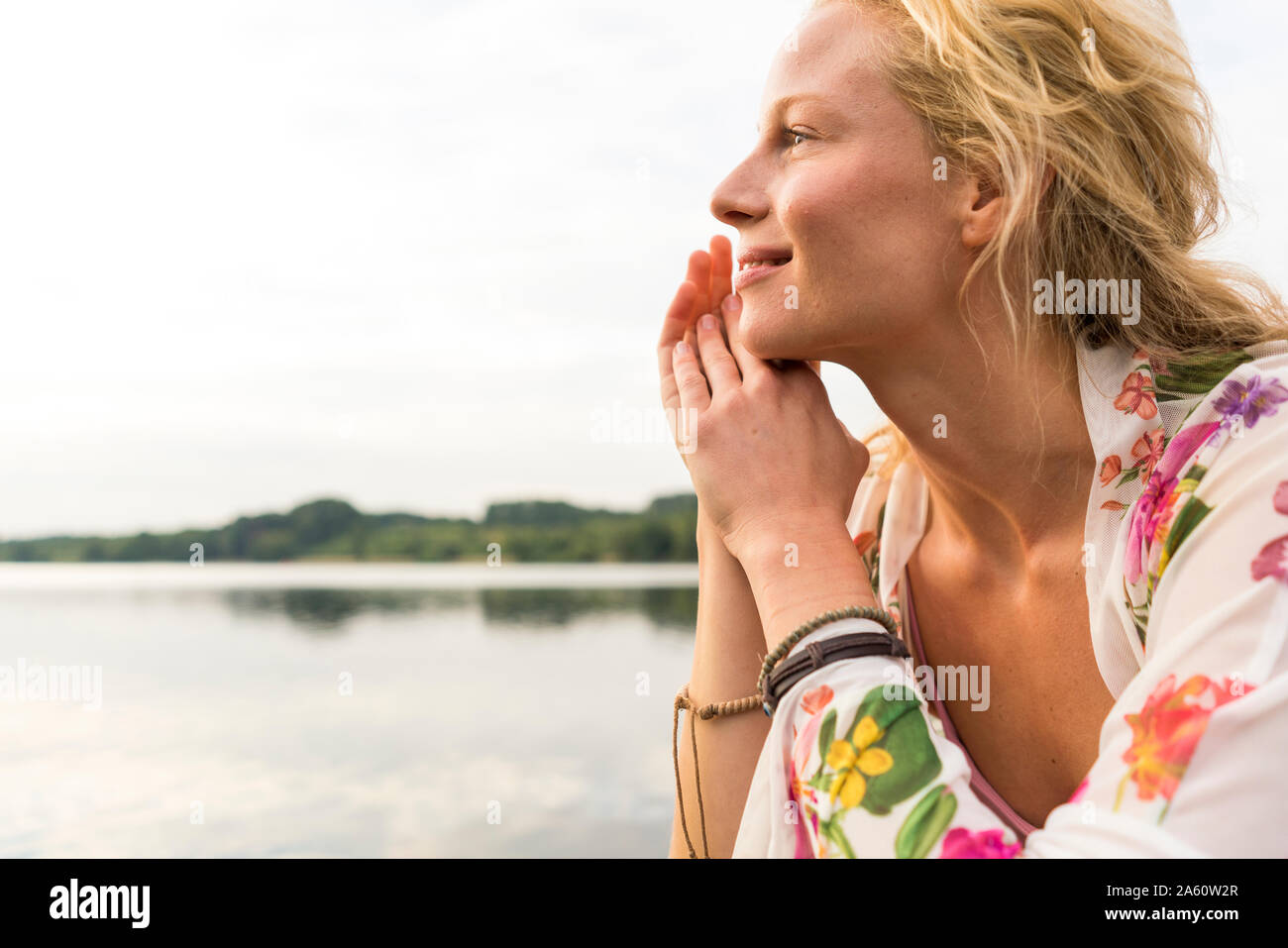 Retrato de mujer sonriente en un lago Foto de stock