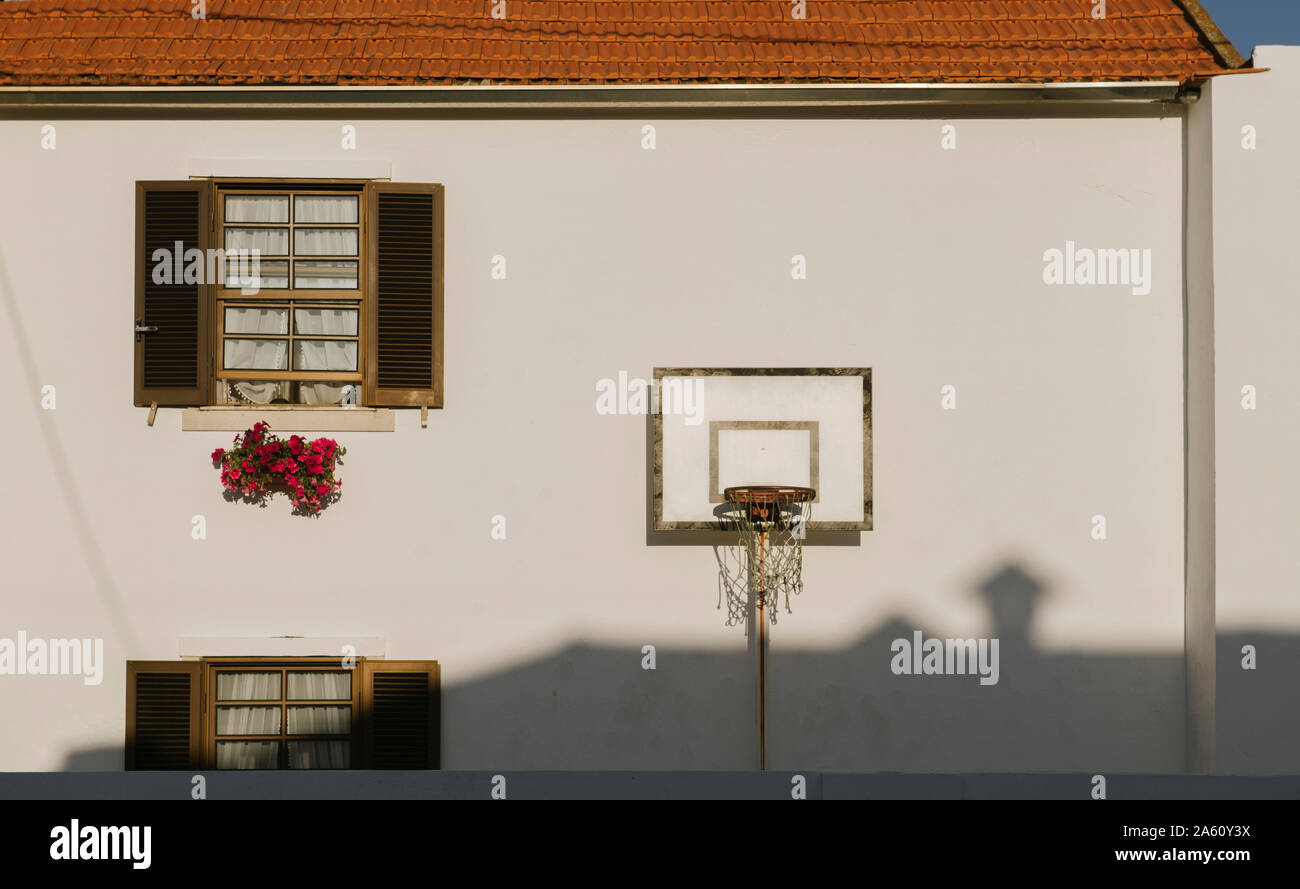 Vista de baloncesto fuera de la casa, Costa Nova, Portugal Foto de stock