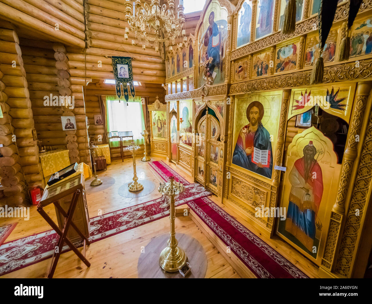 Vista interior de la Iglesia Ortodoxa Rusa en la aldea de Nikolskoye, Islas Commander, Kamchatka, Rusia, Eurasia Foto de stock