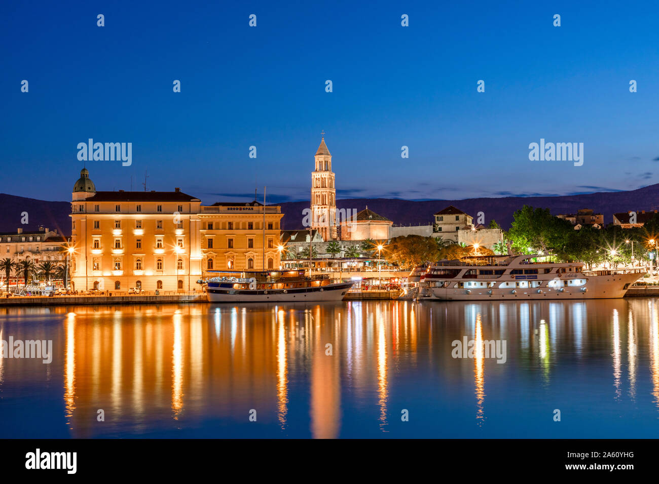 Puerto de Split con la catedral de san Domnio, dividir la costa Dálmata, Croacia, Europa Foto de stock