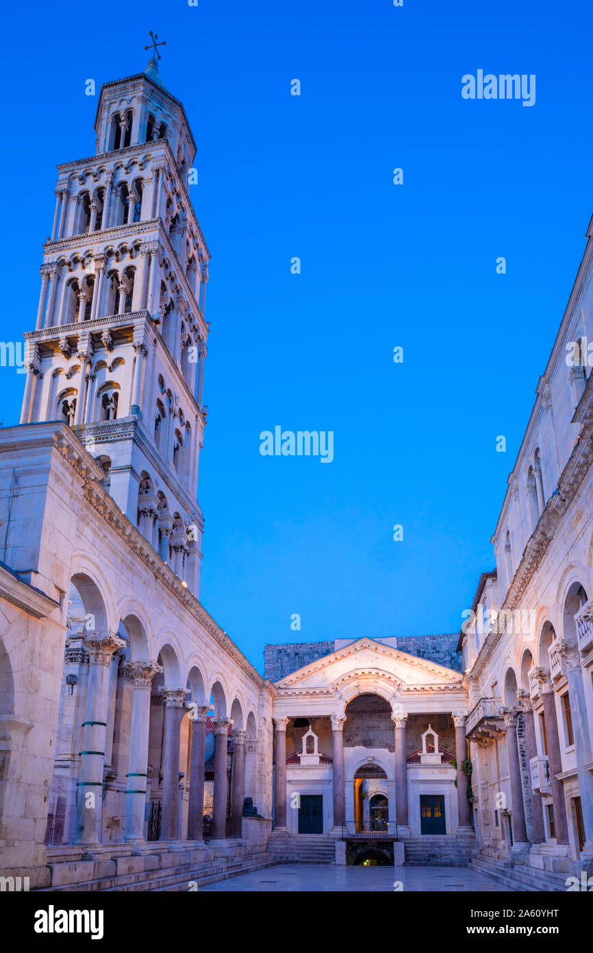 Ilumina el palacio de Diocletian, Sitio del Patrimonio Mundial de la UNESCO, dividir la costa Dálmata, Croacia, Europa Foto de stock