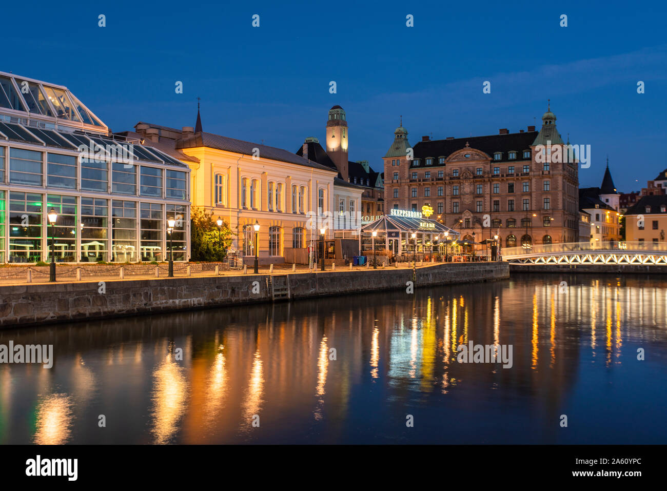 Edificios iluminados por el canal por la noche en Malmö, Suecia Foto de stock