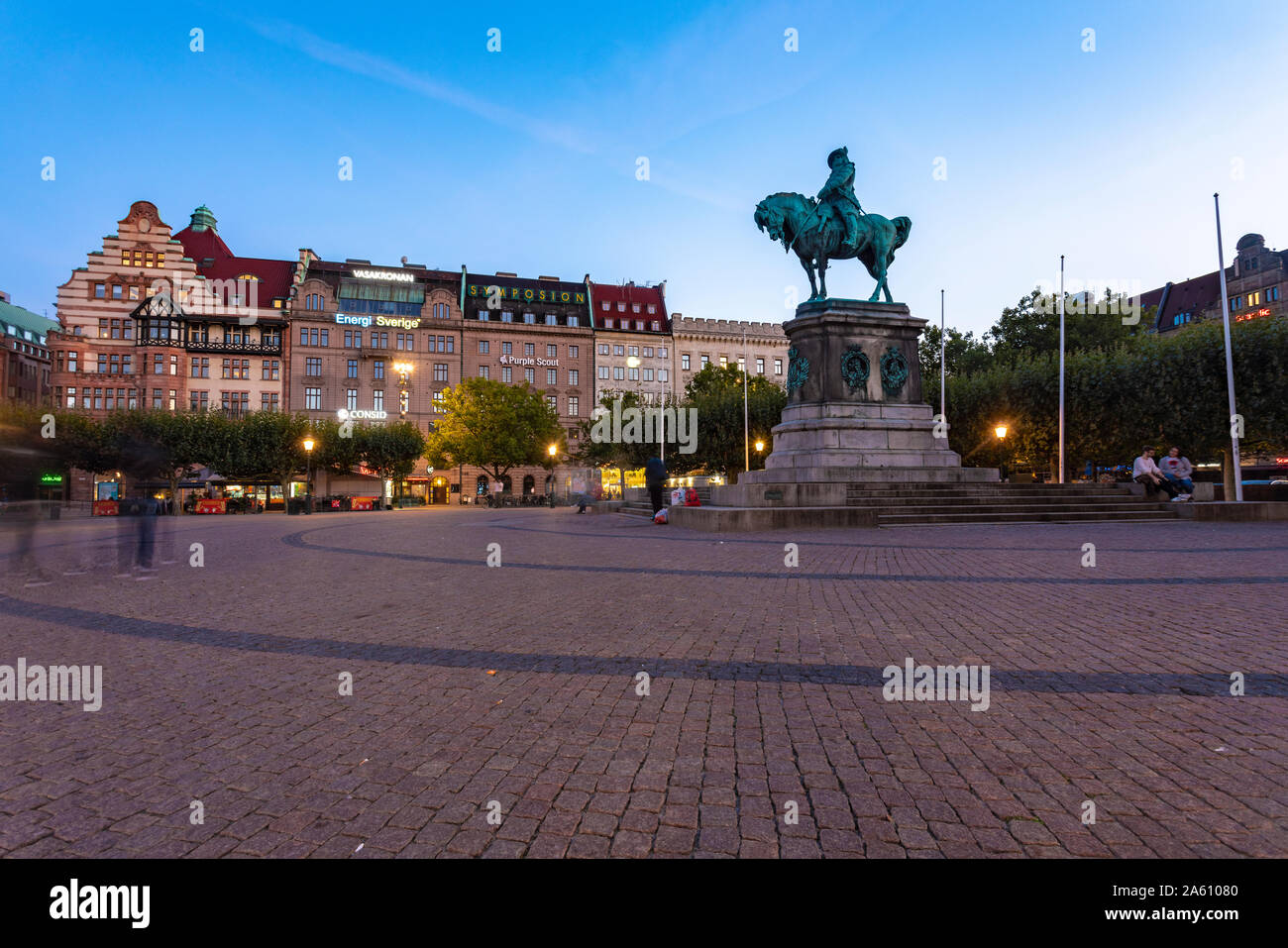 Carlos X Gustavo estatua en la plaza de la ciudad contra el cielo al atardecer en Malmo, Suecia Foto de stock