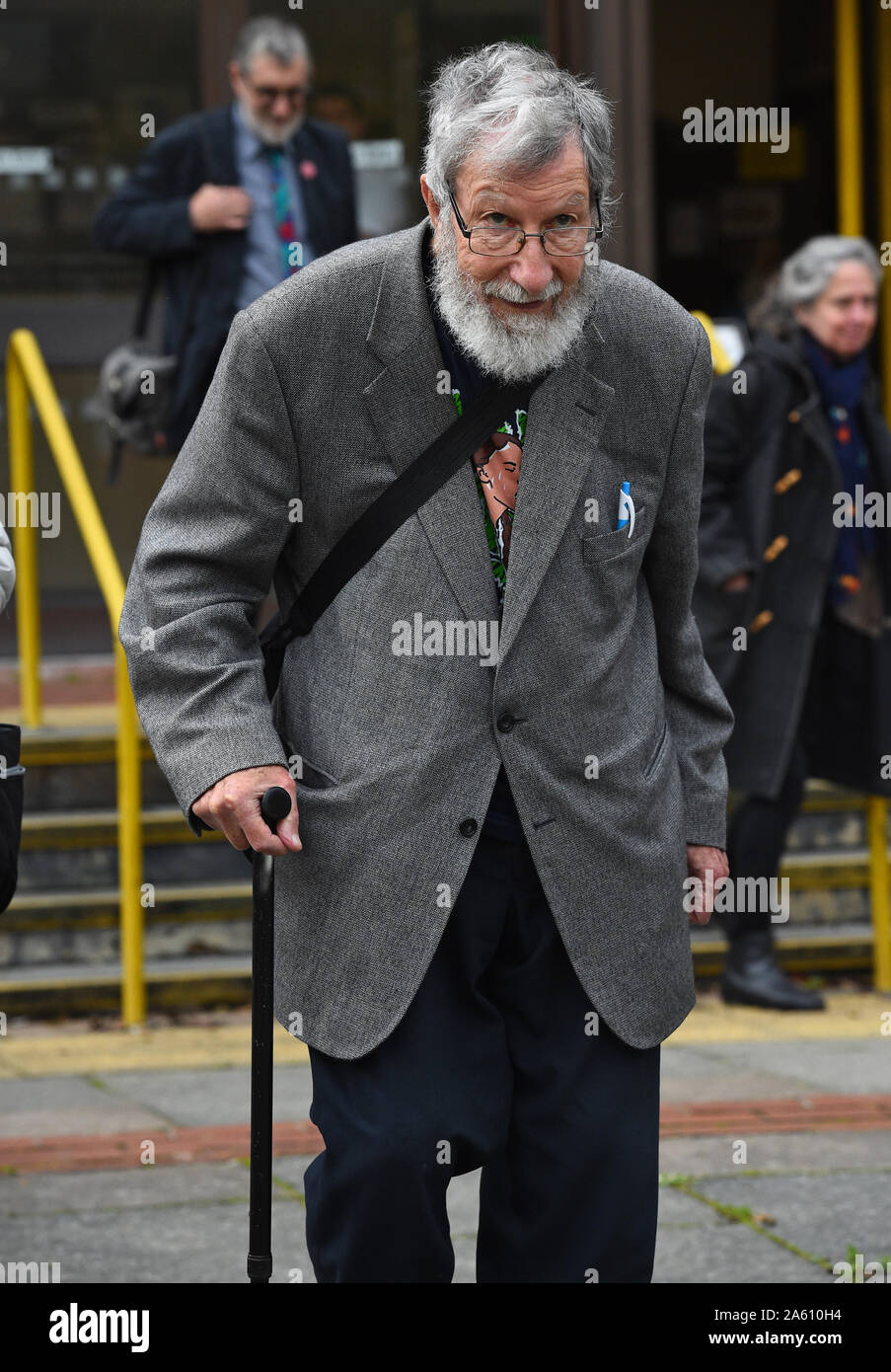 Extinción rebelión activista John Lynes, 91, dejando a Folkestone, magistrados de la Corte donde él negó desobedecer una condición de policía durante una manifestación como Rebelión de extinción activistas preguntaron al bloqueo del puerto de Dover. Foto de stock