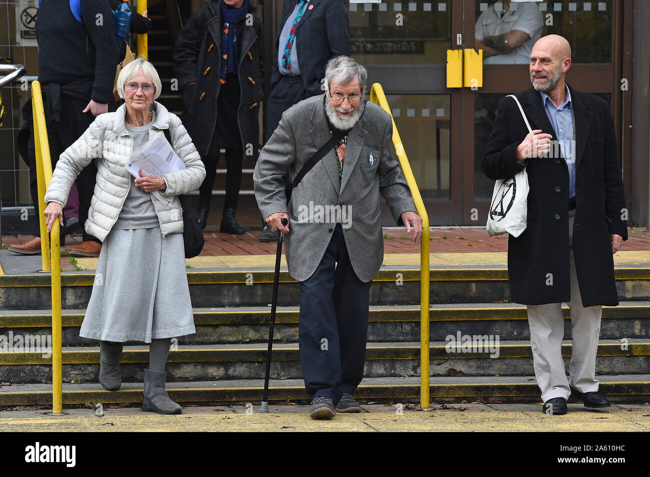 (De izquierda a derecha) Extinción activistas rebelión Ursula Pethick, de 83 años, John Lynes, 91 y Juan Halladay, de 61 años, dejando a Folkestone, magistrados de la corte donde se apareció por su parte en el "bloqueo" del puerto de Dover en septiembre. Foto de stock