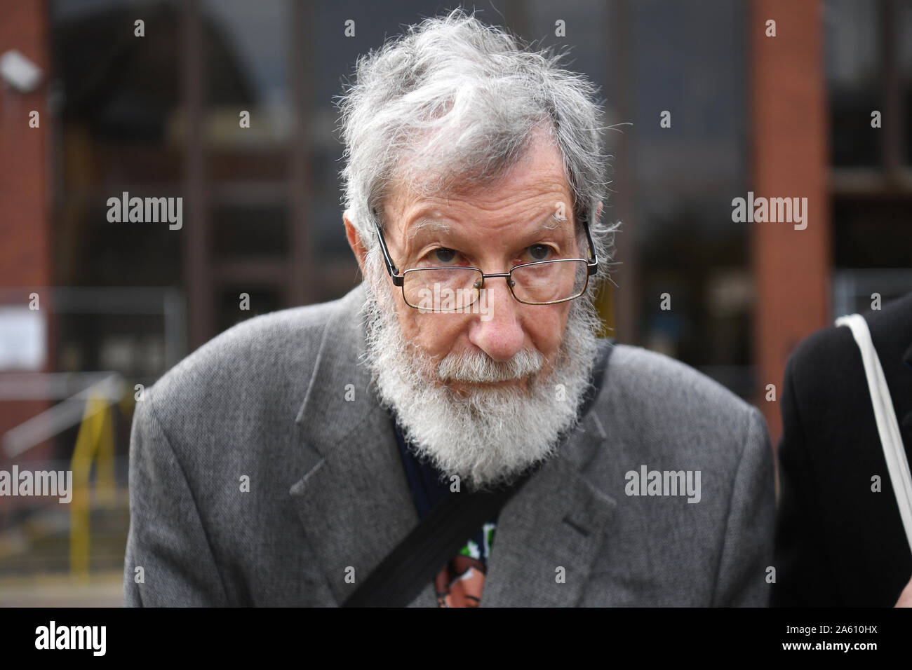 Extinción rebelión activista John Lynes, 91, dejando a Folkestone, magistrados de la Corte donde él negó desobedecer una condición de policía durante una manifestación como Rebelión de extinción activistas preguntaron al bloqueo del puerto de Dover. Foto de stock