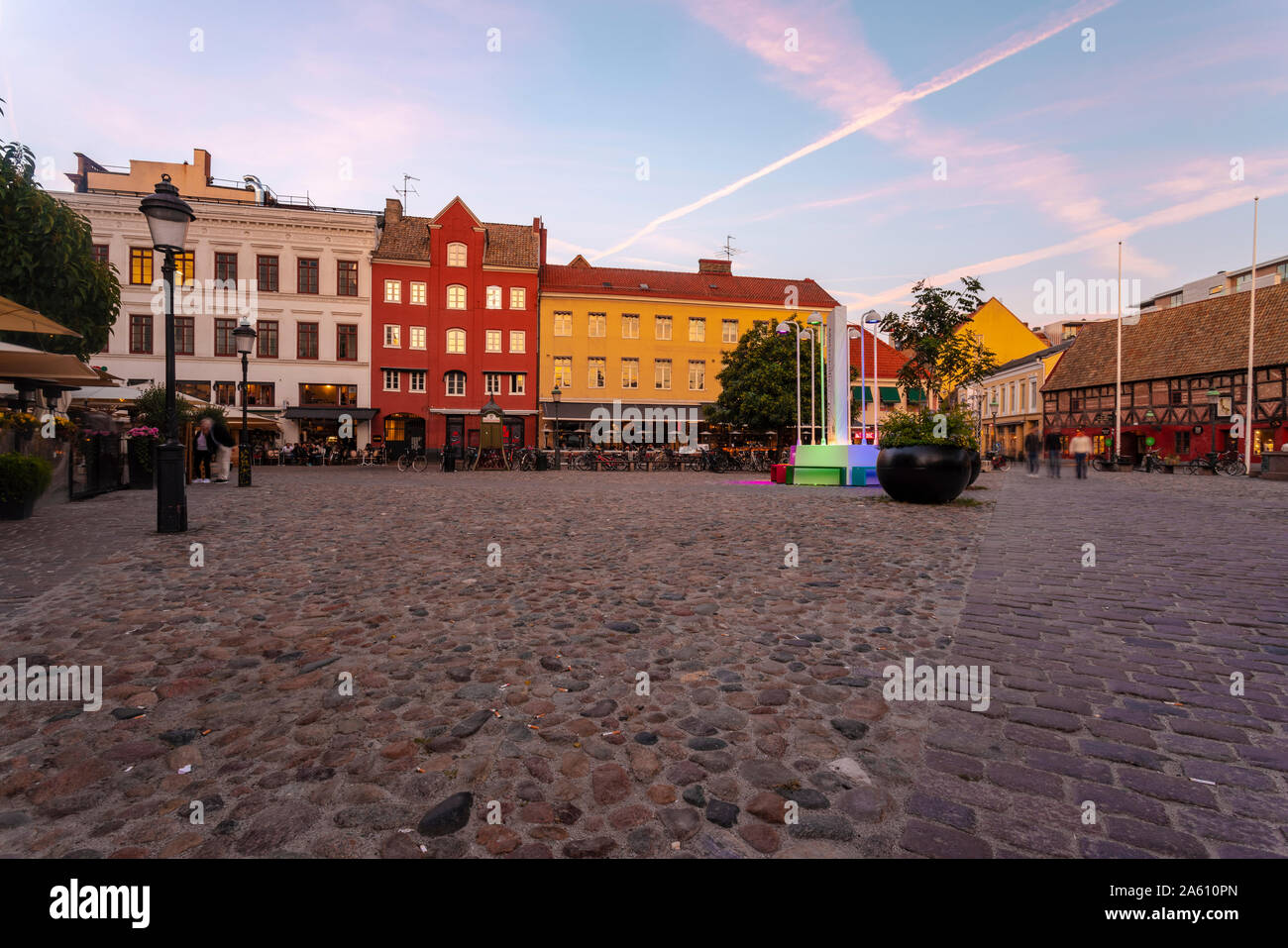 Edificios de la plaza de la ciudad contra el cielo durante la puesta de sol en Malmo, Suecia Foto de stock