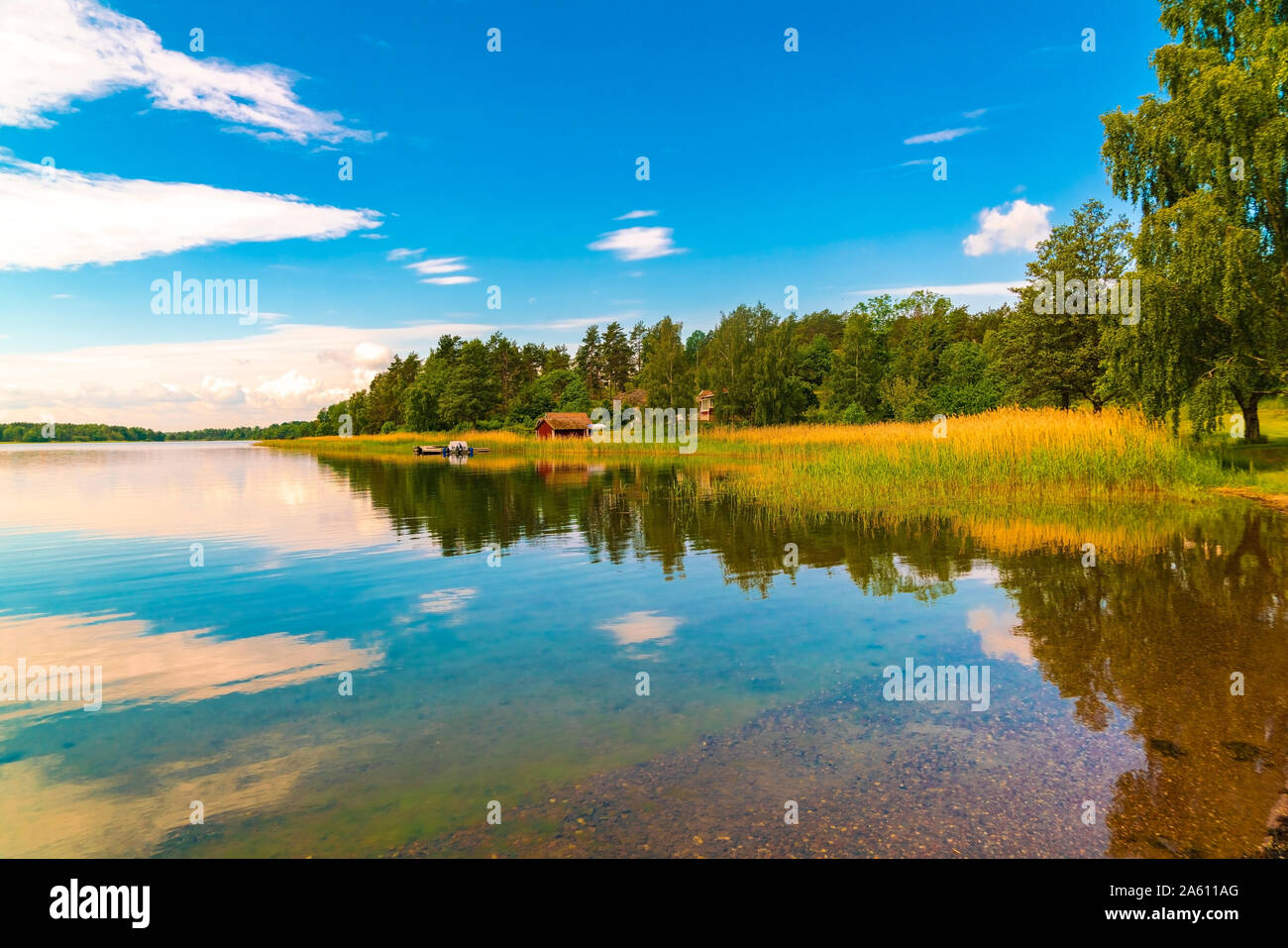 Vista panorámica del río contra el cielo azul a Loftahammar, Suecia Foto de stock