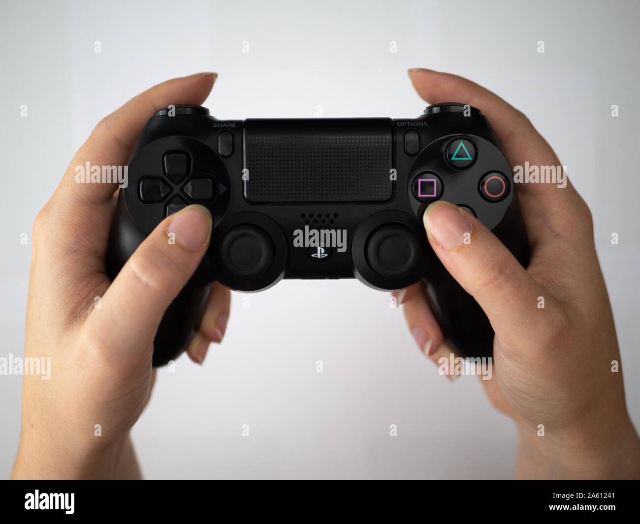 UK, Octubre 2019: Sony Dualshock 4 controlador de la consola de juegos Playstation jugador femenino Foto de stock
