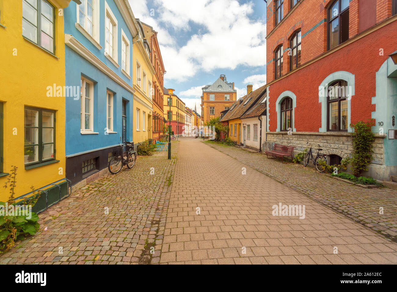 Calle vacía en medio de edificios en Malmo, Suecia Foto de stock
