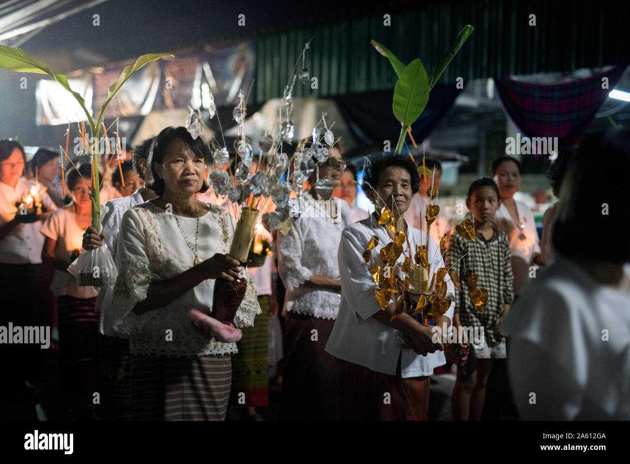 Loi Krathong[a] (Tailandés: ลอยกระทง, pronunciado [lɔ̄ːj krā.tʰōŋ siameses]) es un festival celebrado anualmente en todo el Reino de Tailandia. Lampang. Foto de stock