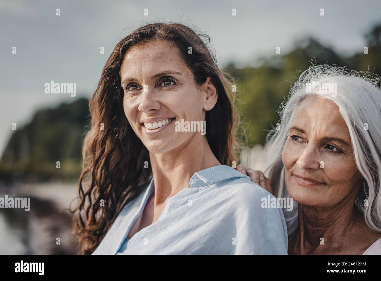 Madre e hija pasar un día en el mar, Retrato Foto de stock