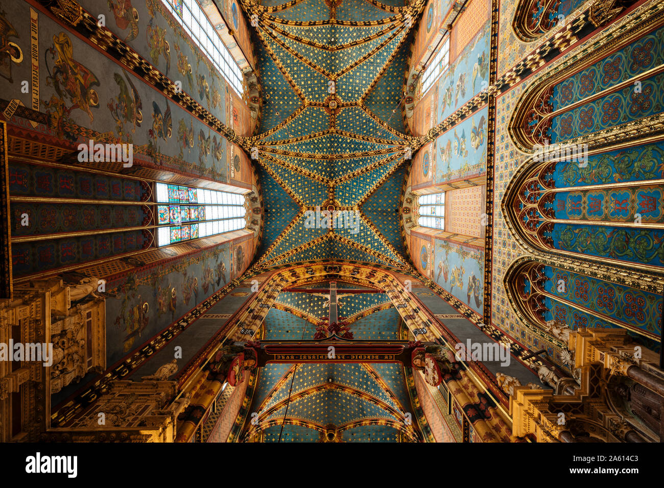 Interior de la Basílica de Santa María (Bazylika Mariacka), Sitio de Patrimonio Mundial de la UNESCO, Cracovia, Malopolskie, Polonia, Europa Foto de stock