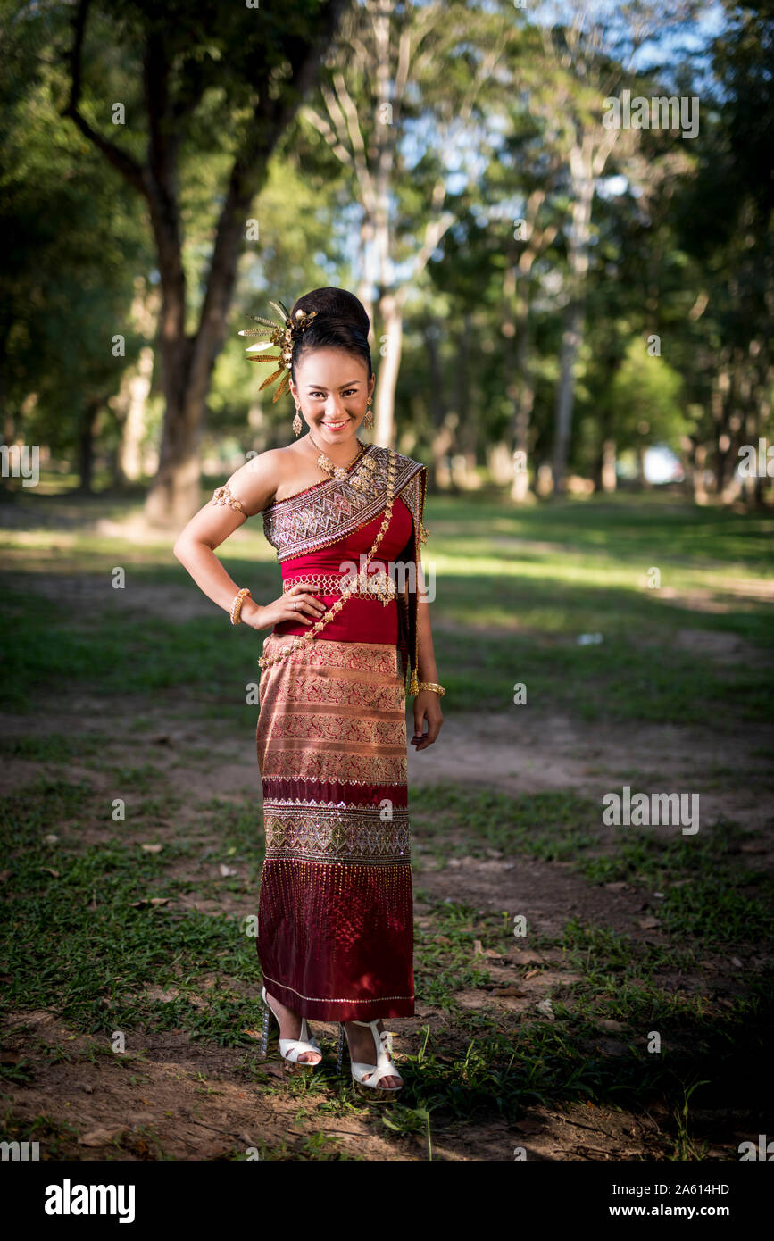 Mujer vistiendo traje tradicional lanna Foto de stock