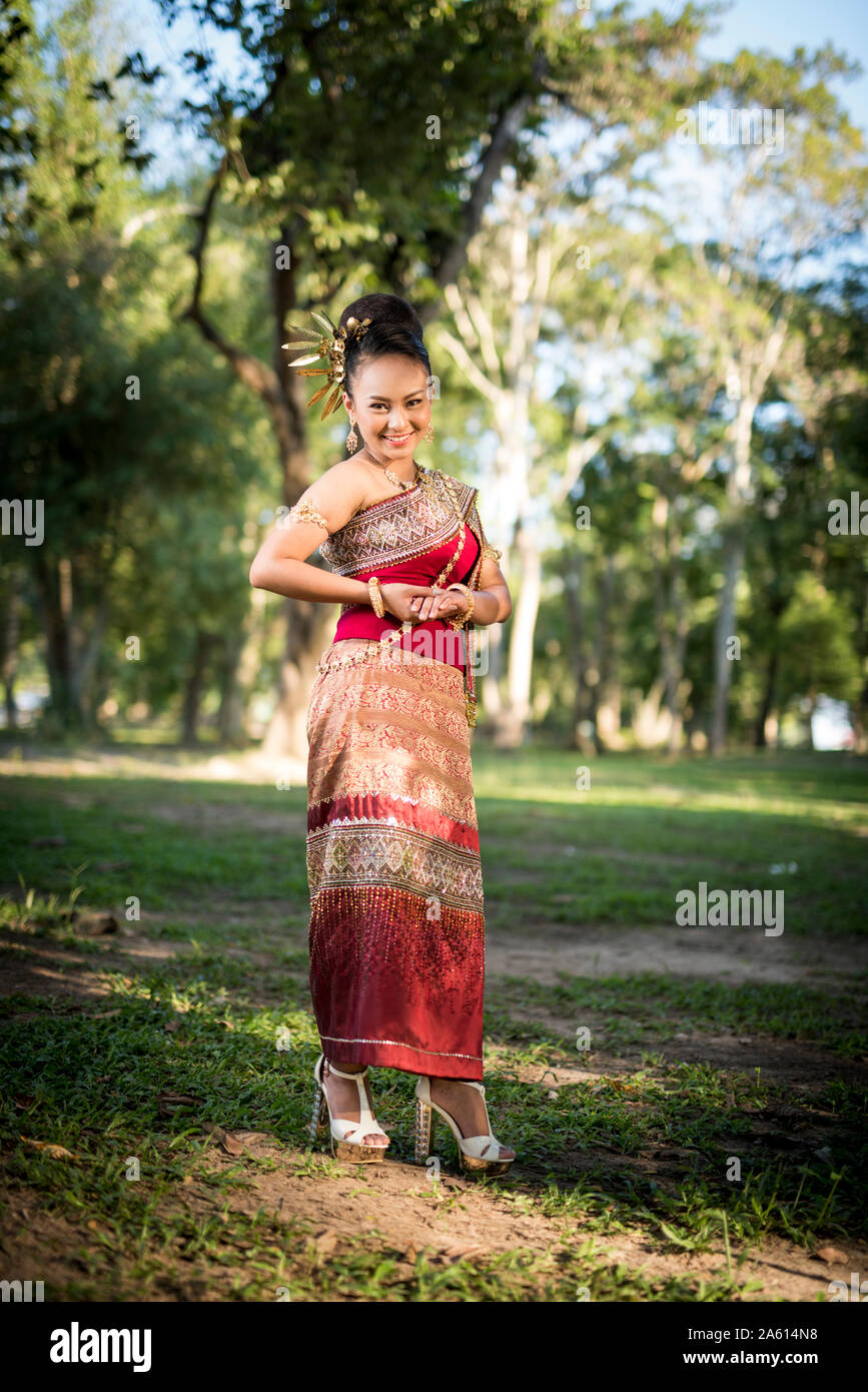 Mujer vistiendo traje tradicional lanna Foto de stock