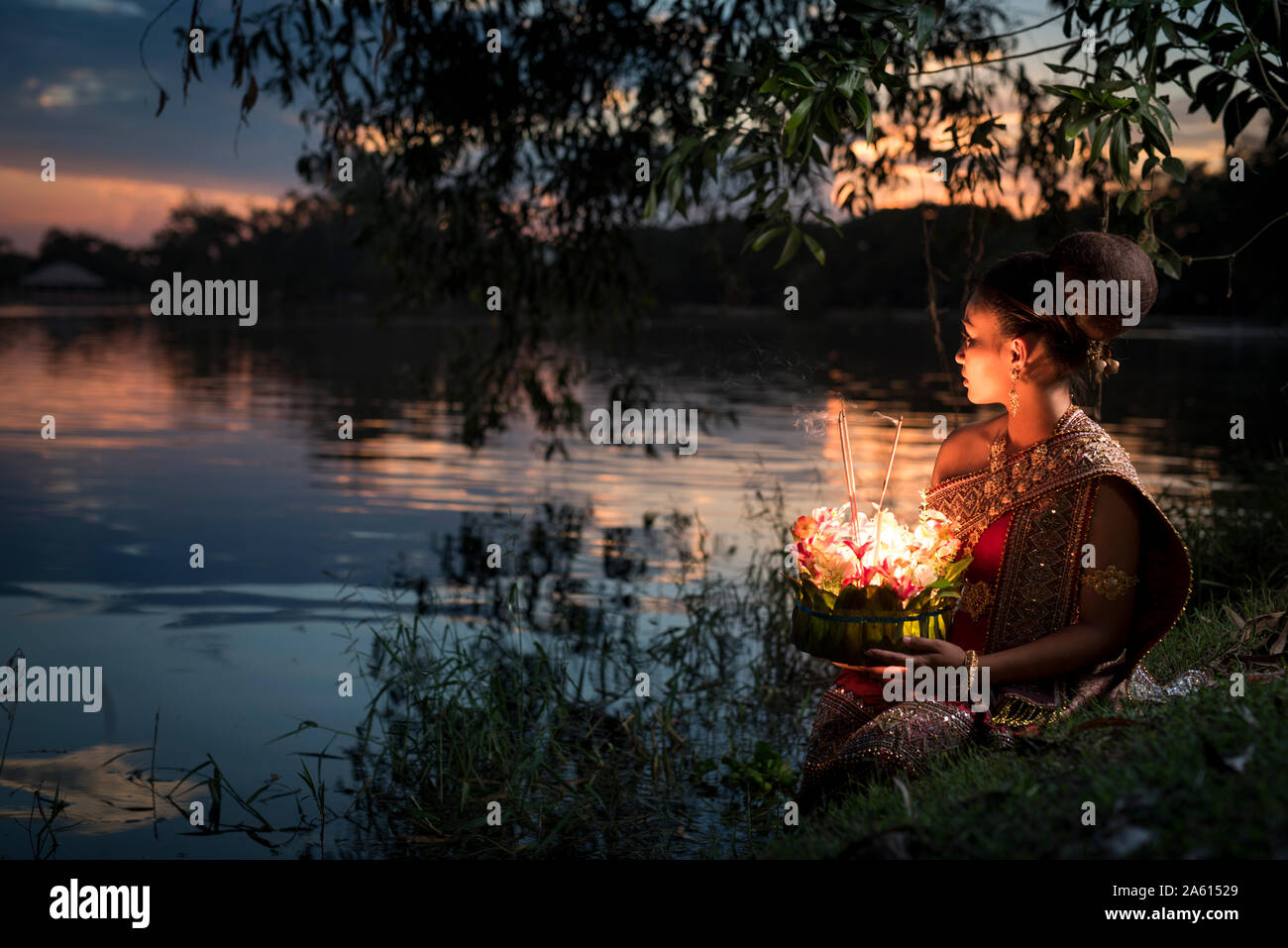 Loi Krathong festival con mujer Foto de stock