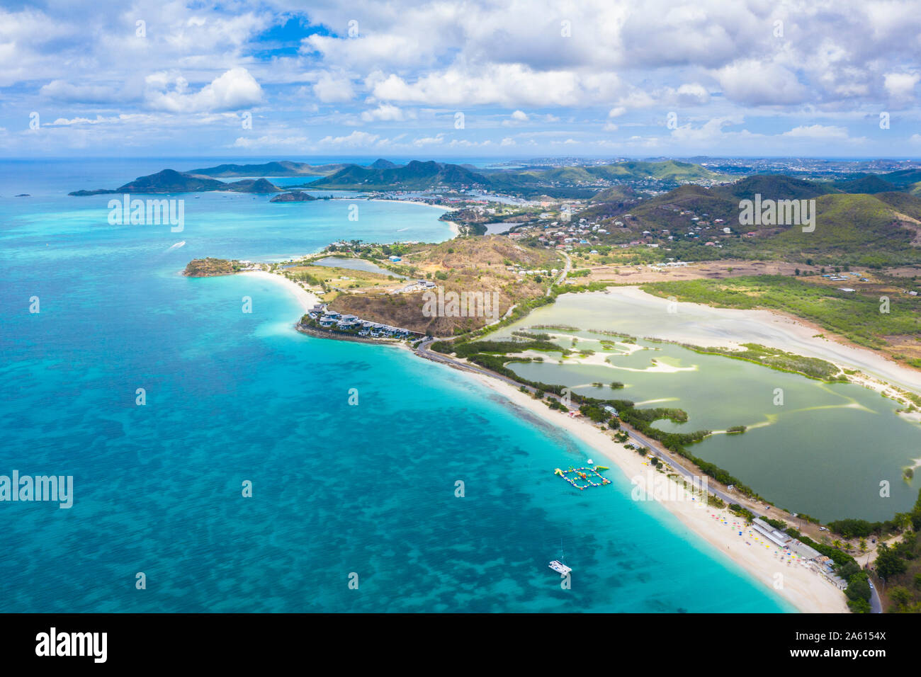 Vista aérea de drone de Darkwood Beach y laguna tropical, Antigua, Islas de Sotavento, Antillas, Caribe, América Central Foto de stock