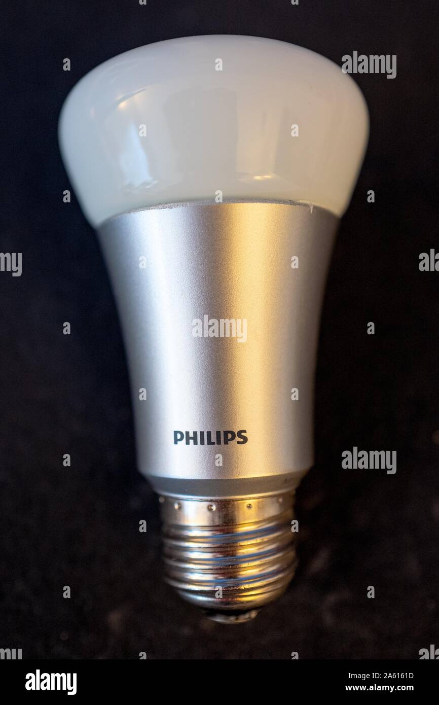 Primer plano de una bombilla inteligente de Philips Hue conectada