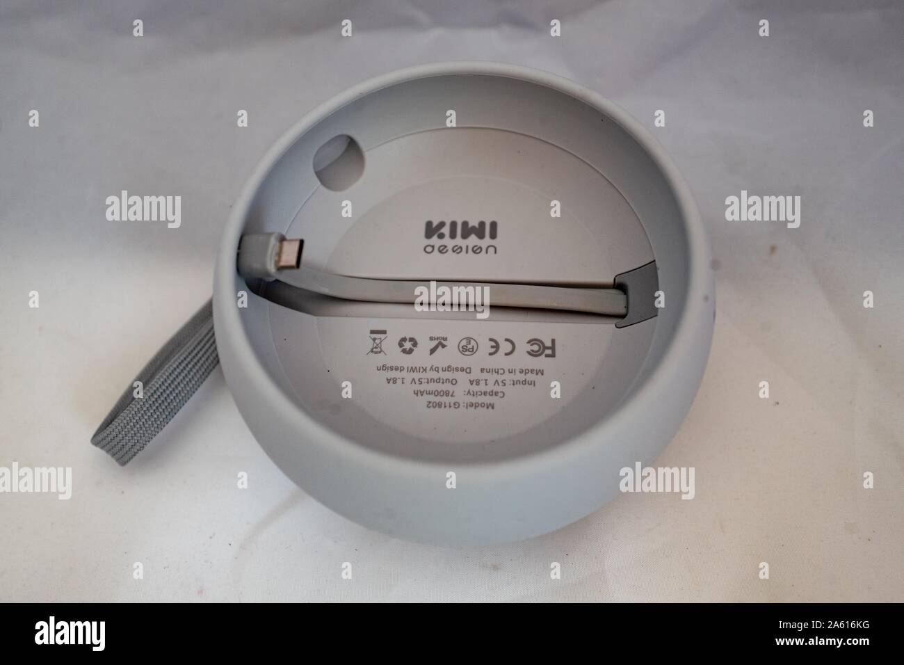 Primer plano de la base de batería portátil Kiwi Design para el altavoz  inteligente Google Home Mini sobre fondo blanco, 27 de agosto de 2019  Fotografía de stock - Alamy