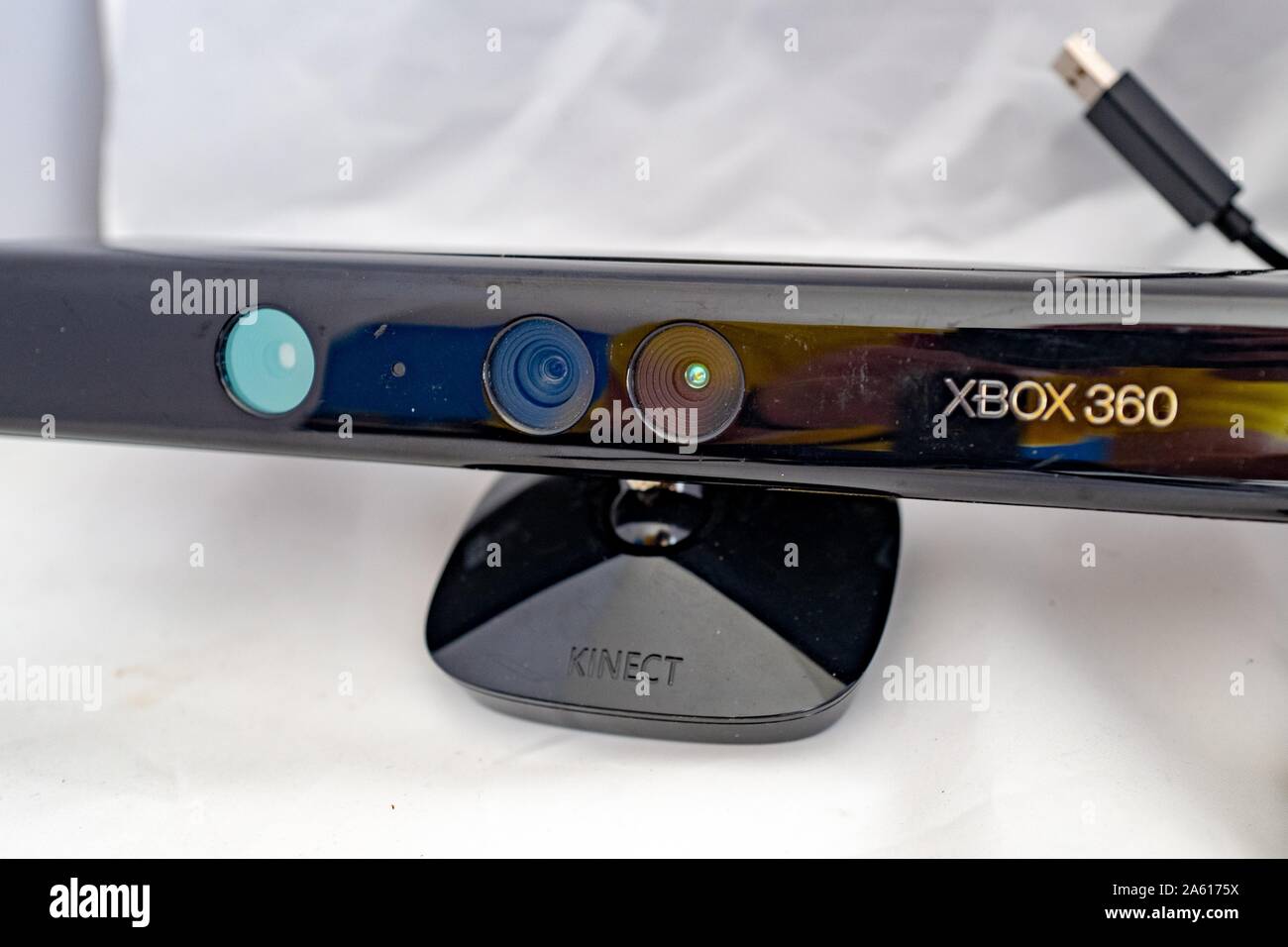 Primer plano de la primera generación de Xbox 360 controlador de juegos con detección de movimiento Kinect, una cámara de baja profundidad diseñada para permitir el control de gestos de los sistemas de videojuegos Microsoft Xbox, CA 2010, sobre fondo blanco, 27 de agosto de 2019. () Foto de stock