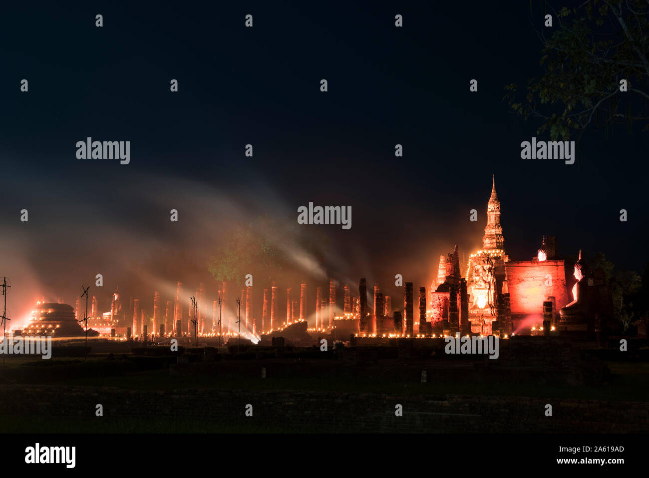 Loi Krathong festival en el Parque Histórico de Sukhothai Foto de stock