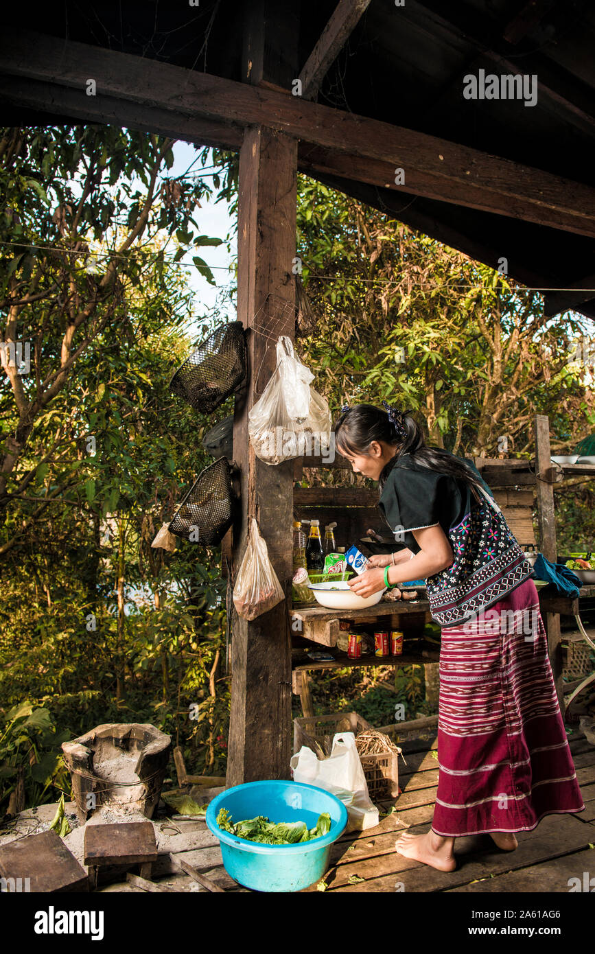 Creación de un grupo para la conservación de los medios de subsistencia tradicionales y conservar las tradiciones de elefantes en la aldea de Moo Ban Huay Pak Koot Foto de stock