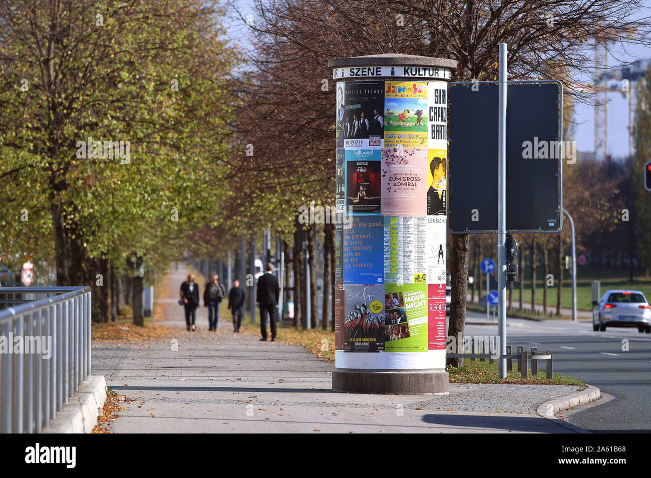 Munich, Alemania. 23 Oct, 2019. Una columna Litfasssaeule es una parada, a la que se pegan carteles. Fue inventado por la impresora basada en Berlín Ernst Litfass y pertenece al campo de la publicidad al aire libre.Litfass Saeule, | Uso de crédito en todo el mundo: dpa/Alamy Live News Foto de stock