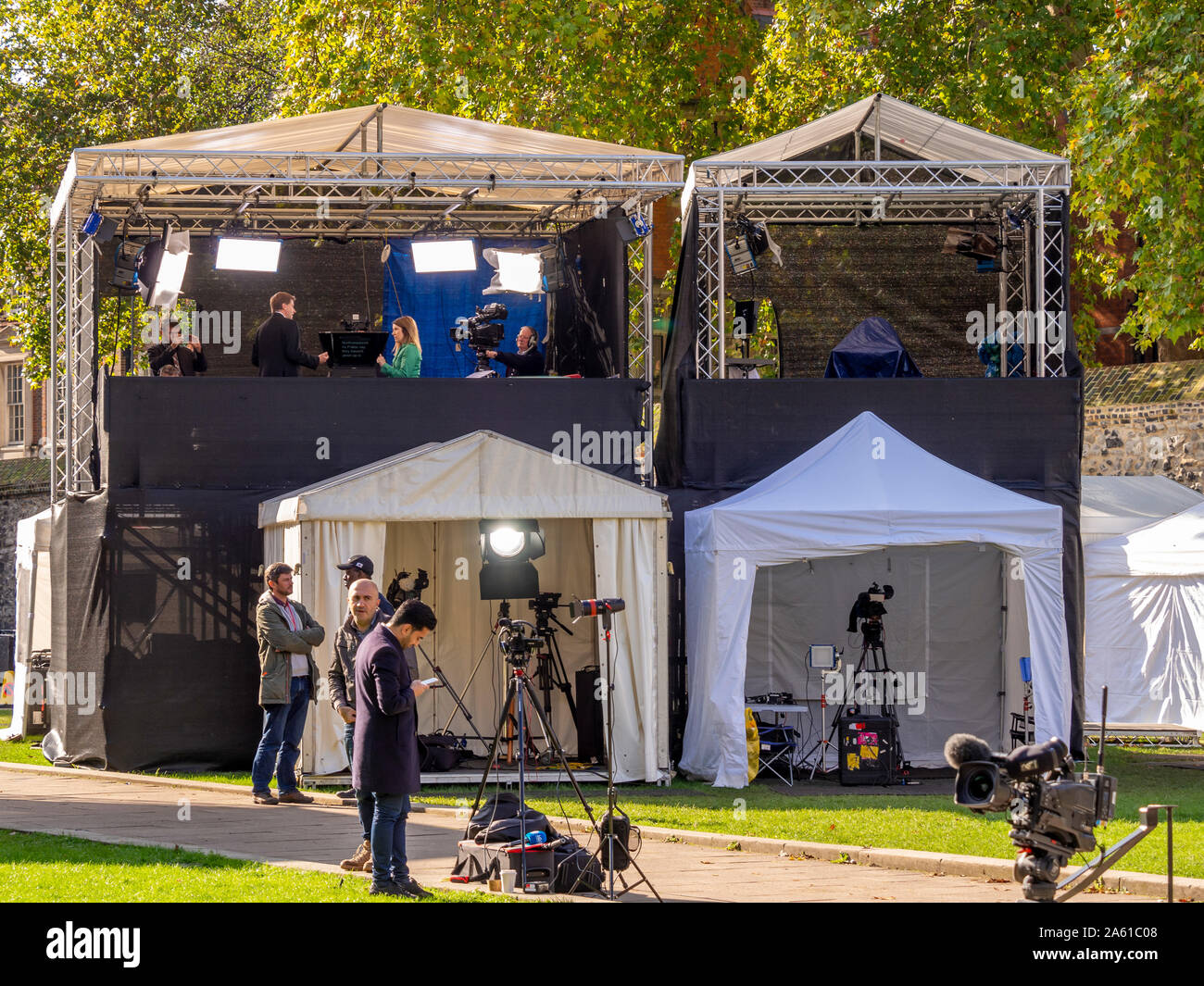 Fuera de plataformas de difusión de televisión que cubren noticias BREXIT fuera de las Casas del Parlamento, en Westminster, Londres, Reino Unido. Foto de stock