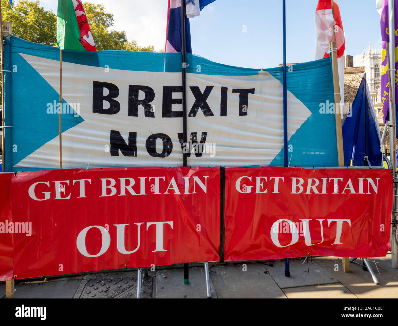 Brexit signos de protesta fuera de las Casas del Parlamento, en Westminster, Londres, Reino Unido. Foto de stock